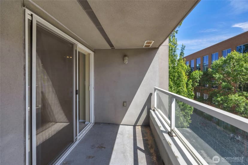 Property photo for 4343 Roosevelt Way Ne #401, Seattle photo 39