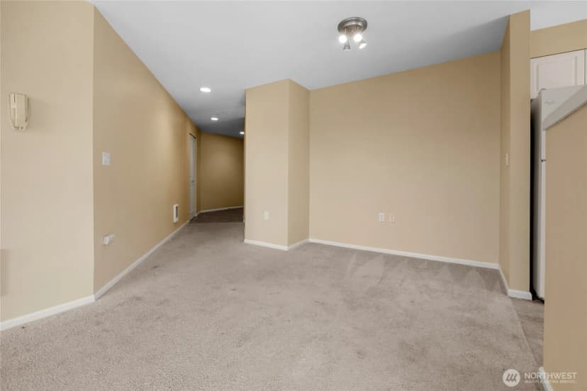 Property photo for 4343 Roosevelt Way Ne #401, Seattle photo 12