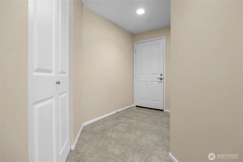 Property photo for 4343 Roosevelt Way Ne #401, Seattle photo 27