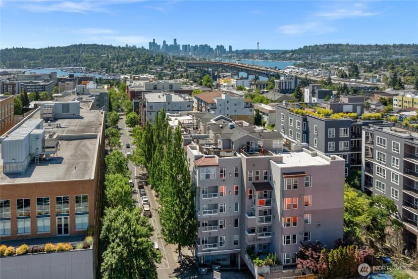 Property photo for 4343 Roosevelt Way Ne #401, Seattle photo 33