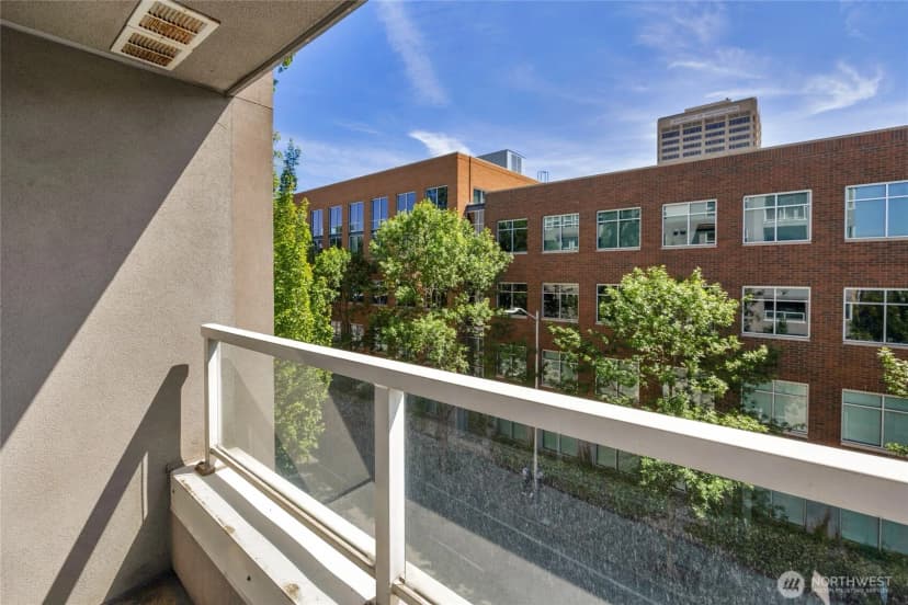Property photo for 4343 Roosevelt Way Ne #401, Seattle photo 16