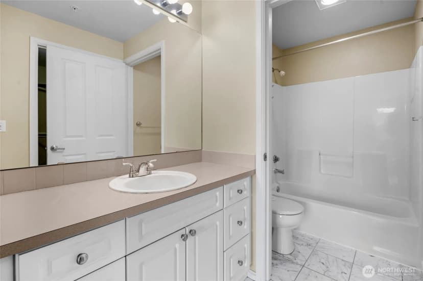 Property photo for 4343 Roosevelt Way Ne #401, Seattle photo 20