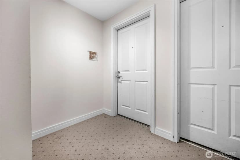 Property photo for 4343 Roosevelt Way Ne #401, Seattle photo 28