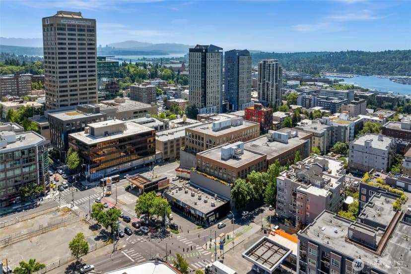 Property photo for 4343 Roosevelt Way Ne #401, Seattle photo 35