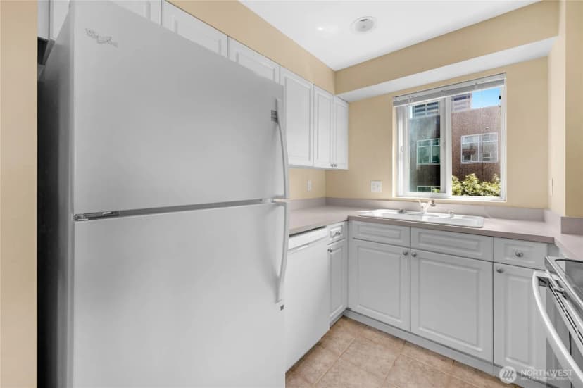 Property photo for 4343 Roosevelt Way Ne #401, Seattle photo 13