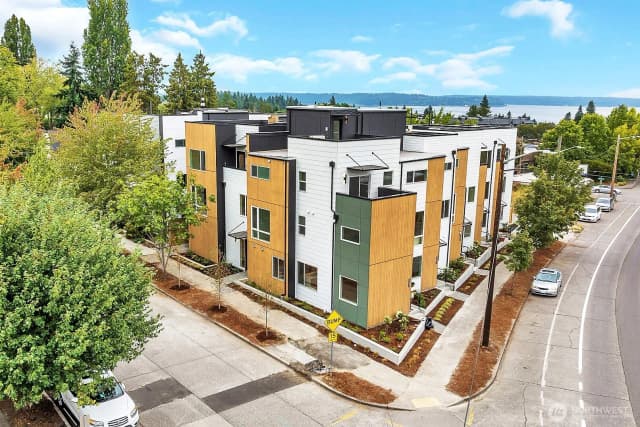 Property photo for 6408 Fauntleroy Way Sw, Seattle photo 3