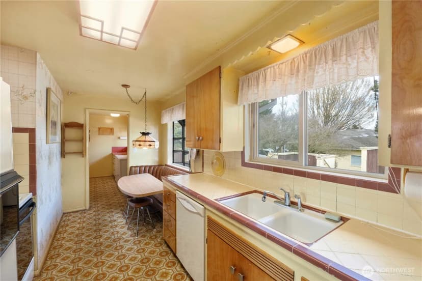 Property photo for 10702 39th Avenue Sw, Seattle photo 12