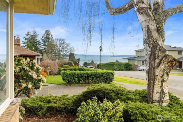 Property photo for 10702 39th Avenue Sw, Seattle photo 3