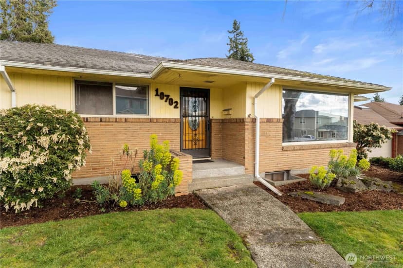 Property photo for 10702 39th Avenue Sw, Seattle photo 2
