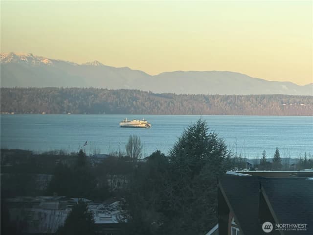 Property photo for 556 Holly Drive, Edmonds photo 3