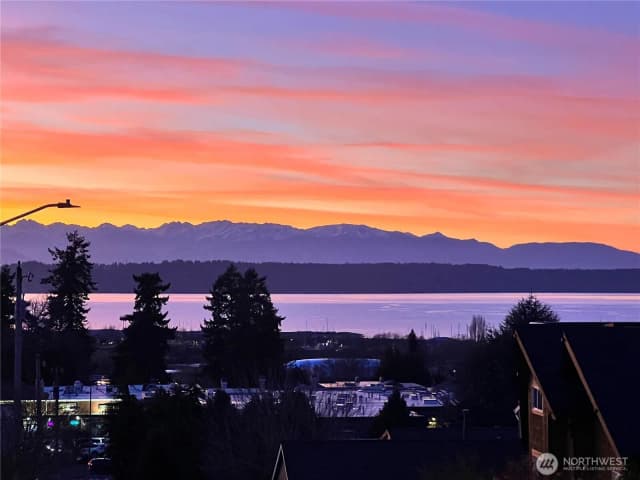 Property photo for 556 Holly Drive, Edmonds photo 4