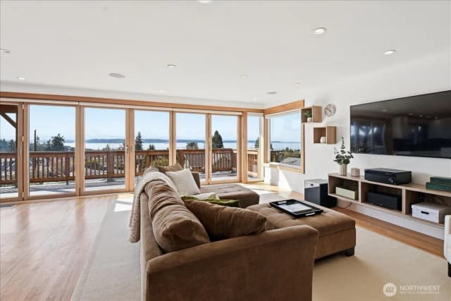 Property photo for 612 View Place, Edmonds photo 2