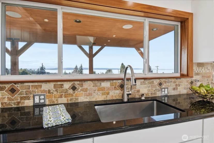 Property photo for 612 View Place, Edmonds photo 9