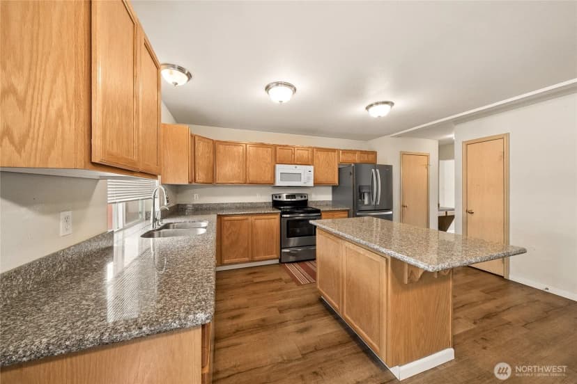 Property photo for 16425 39th Avenue E, Tacoma photo 9