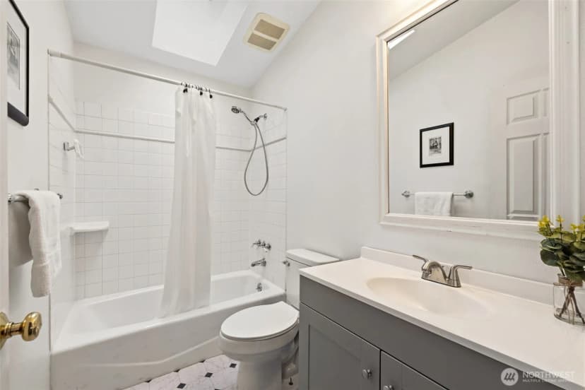 Property photo for 2502 Ne 7th Street, Renton photo 16