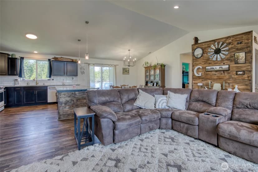 Property photo for 280 W Newberry Lane, Elma photo 4