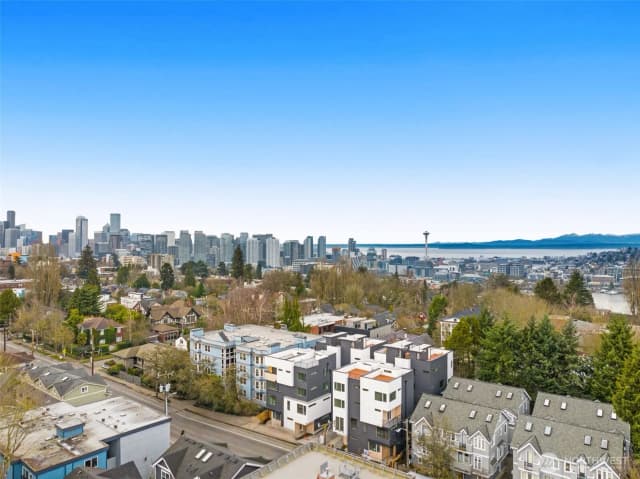 Property photo for 1127 B 10th Avenue E, Seattle photo 2