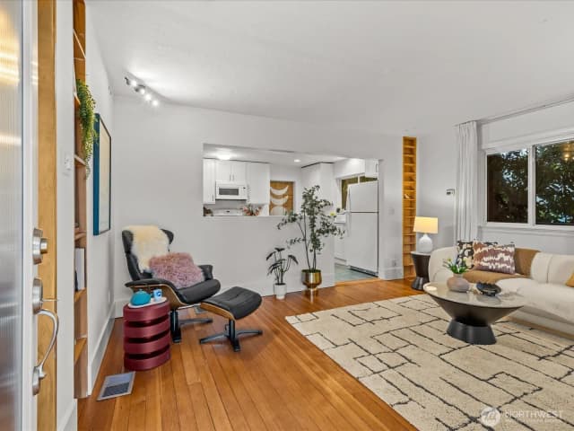Property photo for 8117 17th Avenue Sw, Seattle photo 3