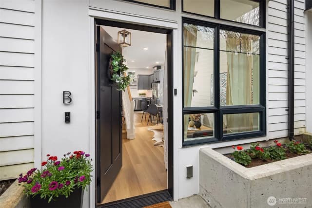 Property photo for 6037 42nd Avenue Sw #b, Seattle photo 2