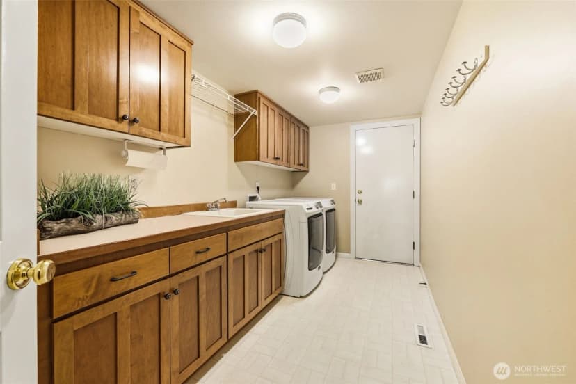 Property photo for 2401 Lyons Avenue Ne, Renton photo 23