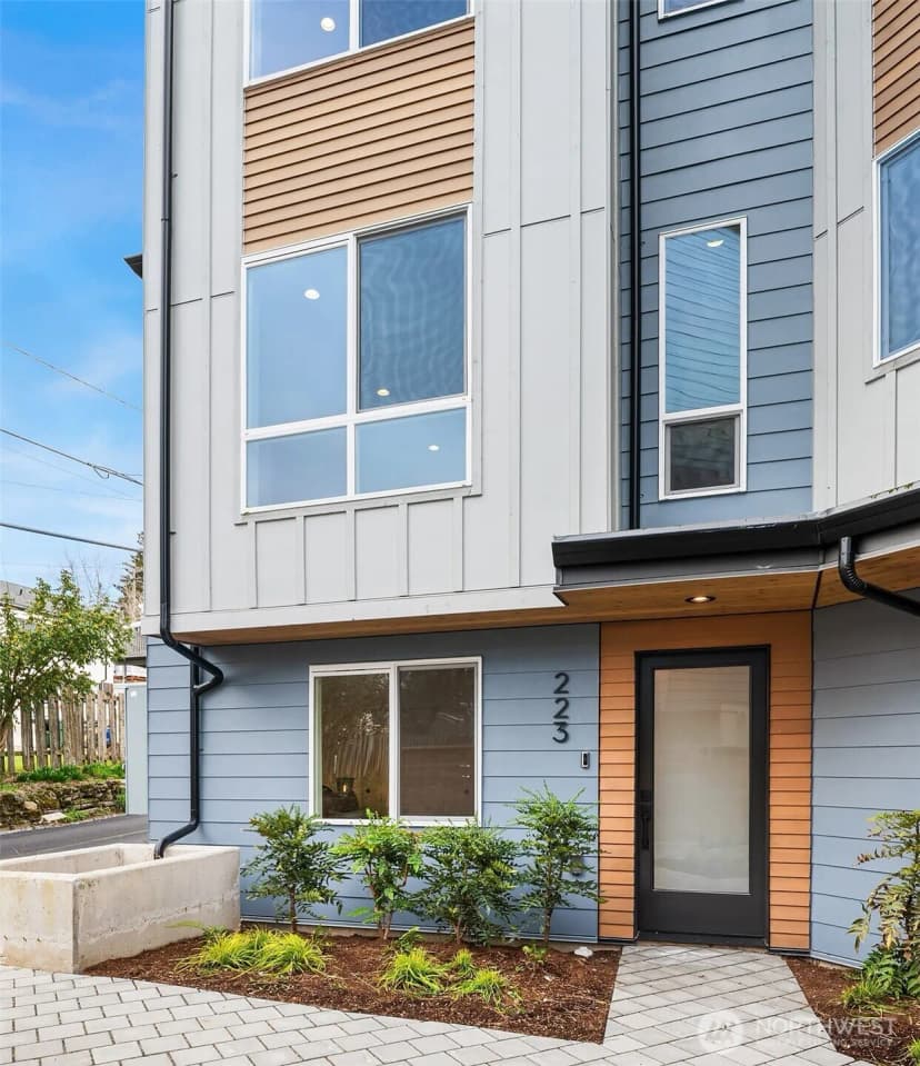 Property photo for 219 Ne 75th Street, Seattle