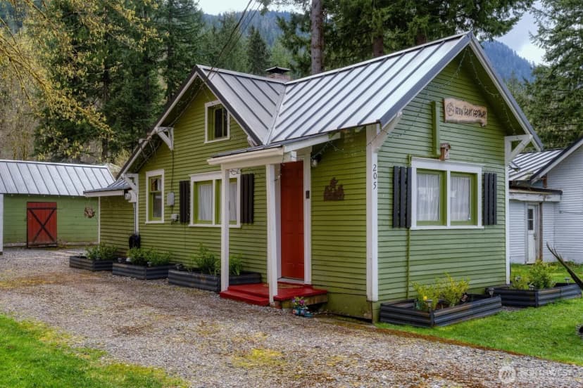 Property photo for 205 Old Cascade Highway E, Skykomish photo 2