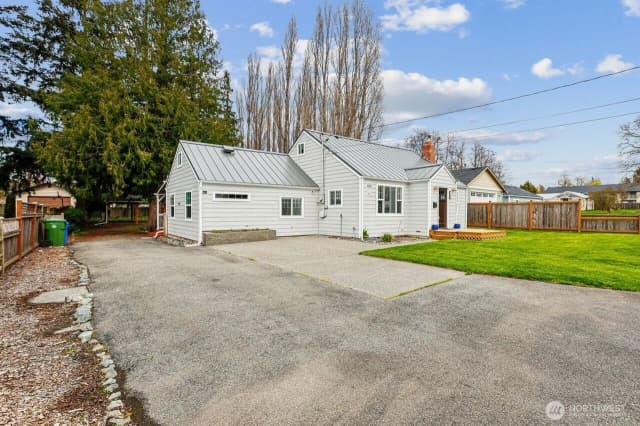 Property photo for 950 Se 4th Avenue, Oak Harbor photo 4