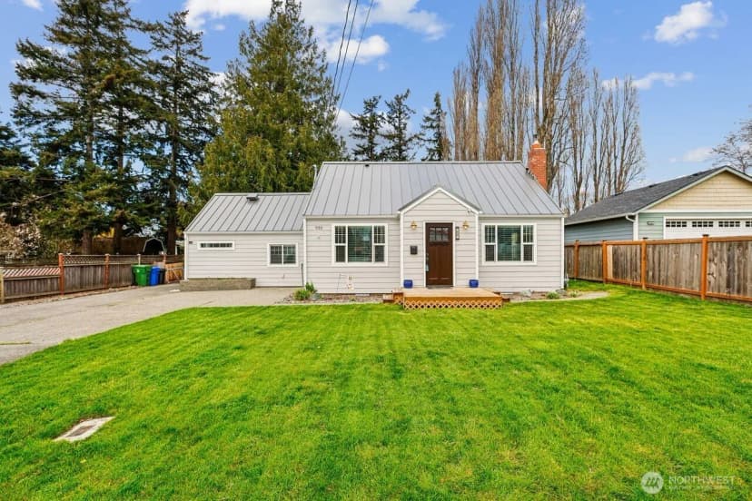 Property photo for 950 Se 4th Avenue, Oak Harbor
