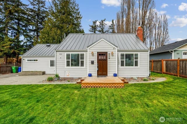 Property photo for 950 Se 4th Avenue, Oak Harbor photo 2