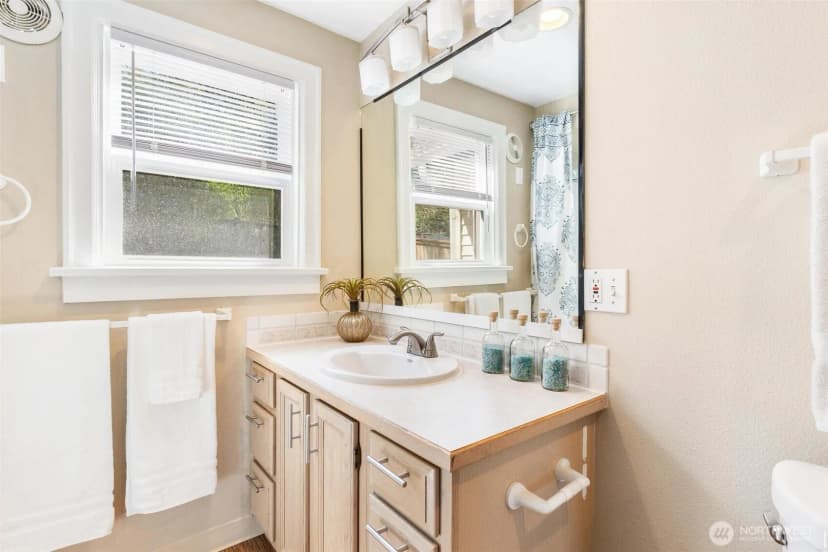 Property photo for 12700 37th Avenue Ne, Seattle photo 17