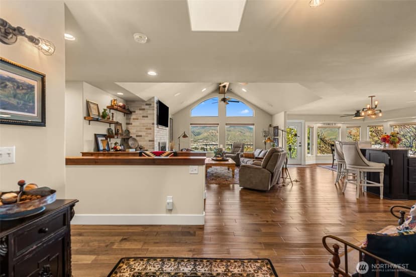 Property photo for 810 Briarwood Drive, East Wenatchee photo 3