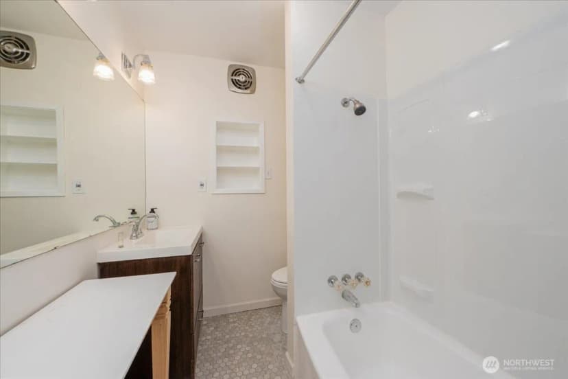 Property photo for 7 Harrison Street #20, Seattle photo 12