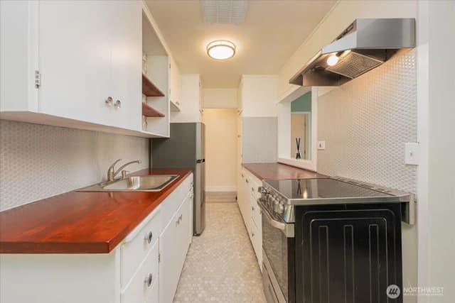 Property photo for 7 Harrison Street #20, Seattle photo 2