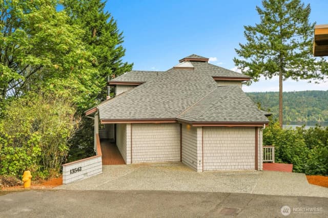 Property photo for 13542 40th Avenue Ne, Seattle photo 2