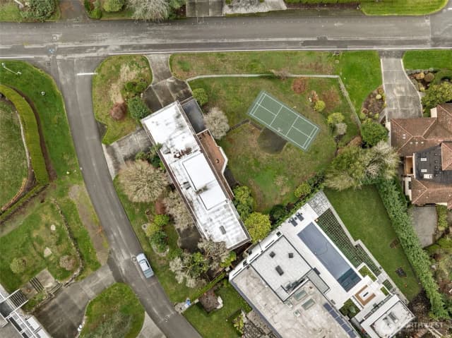 Property photo for 9808 Ne 33rd Street, Bellevue photo 2