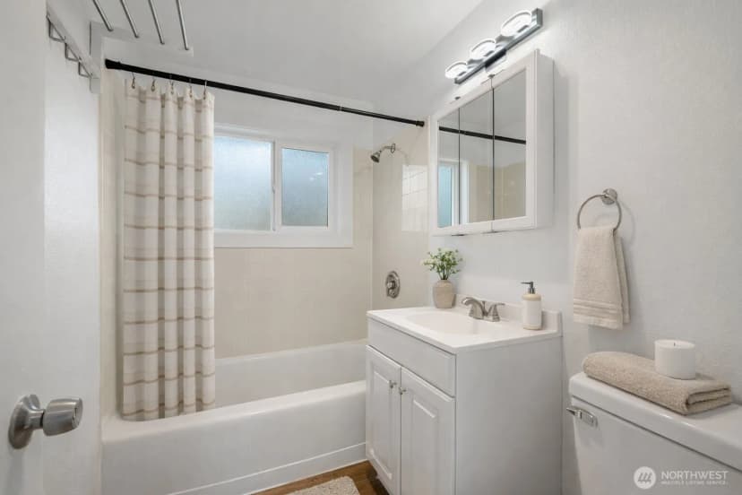 Property photo for 3300 Ne 7th Place, Renton photo 4