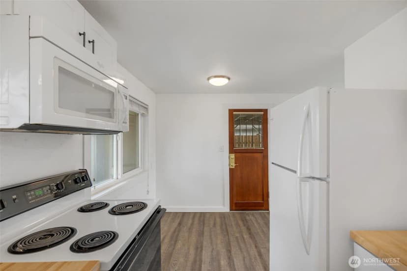 Property photo for 3300 Ne 7th Place, Renton photo 17