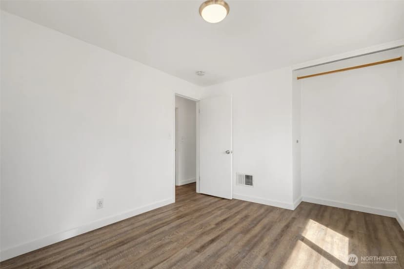 Property photo for 3300 Ne 7th Place, Renton photo 6