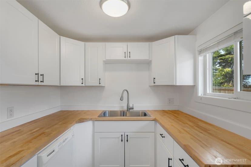 Property photo for 3300 Ne 7th Place, Renton photo 15