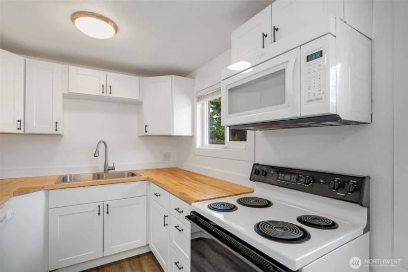 Property photo for 3300 Ne 7th Place, Renton photo 16