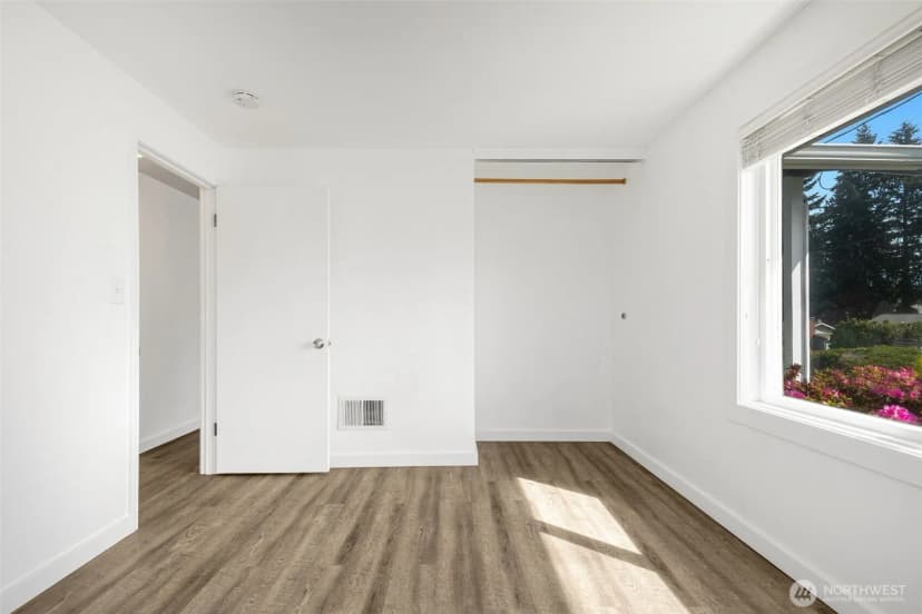 Property photo for 3300 Ne 7th Place, Renton photo 23