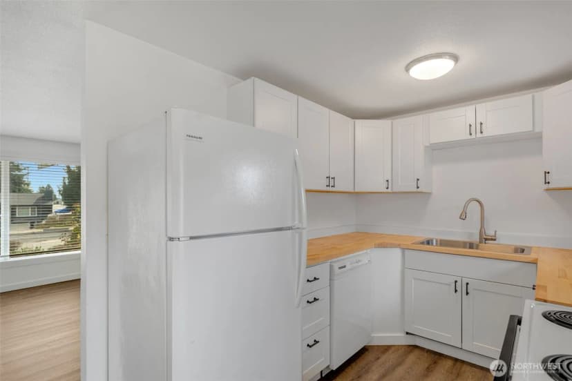 Property photo for 3300 Ne 7th Place, Renton photo 14