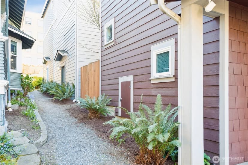 Property photo for 2042 Franklin Avenue E #a, Seattle photo 17