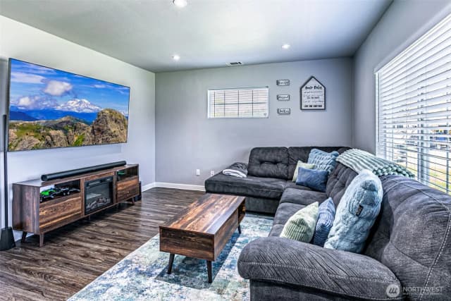 Property photo for 411 Corrin Avenue Se, Orting photo 4