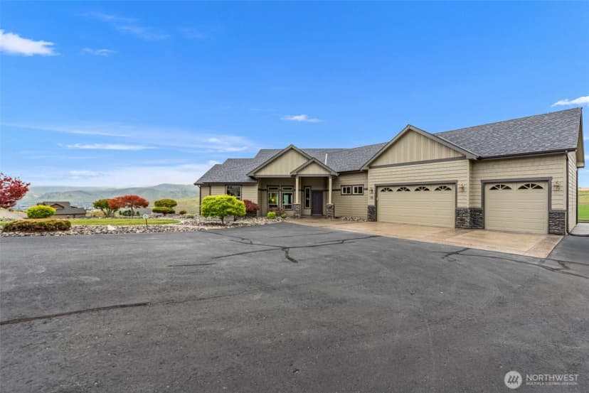 Property photo for 125 E Mountain Brook Lane, Wenatchee photo 2