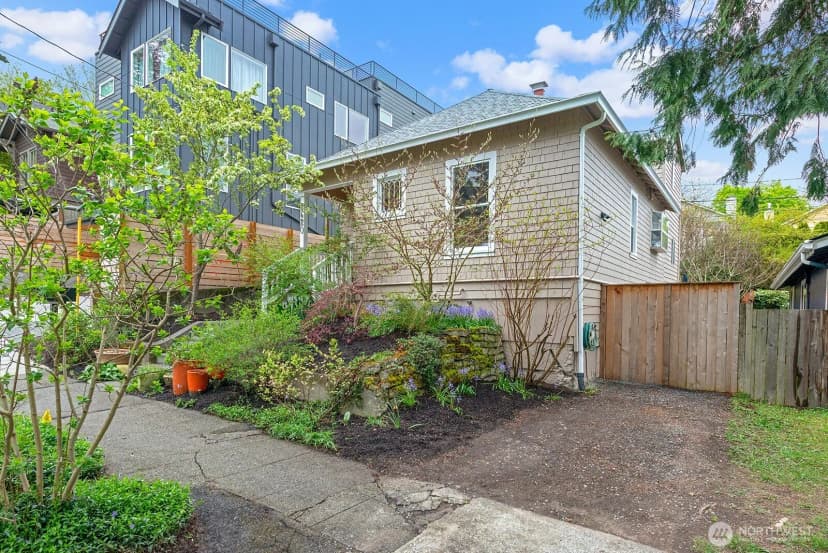 Property photo for 2620 E Roy Street, Seattle photo 2
