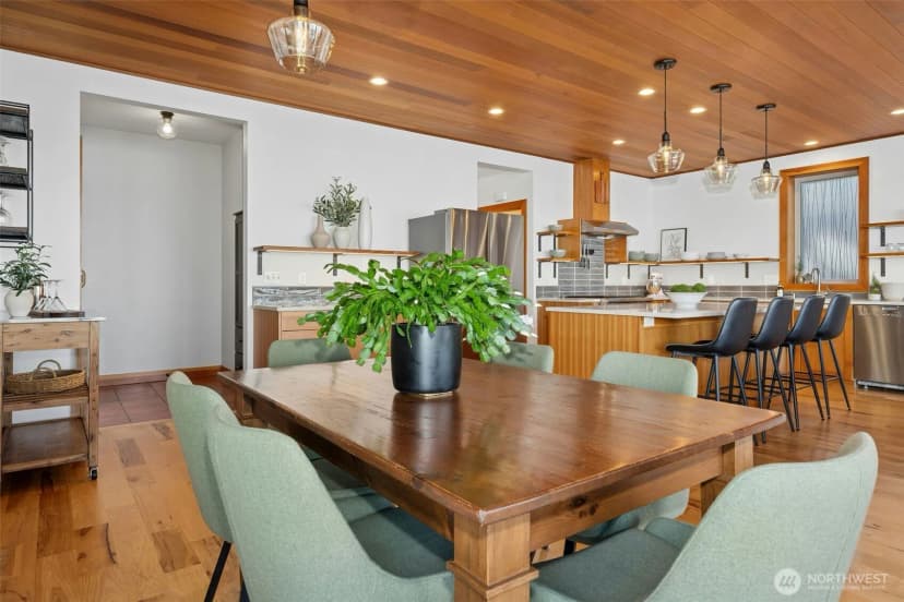 Property photo for 6025 Beach Drive Sw, Seattle photo 4