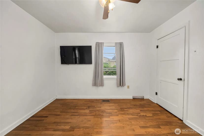 Property photo for 15412 Portland Avenue Sw, Lakewood photo 8