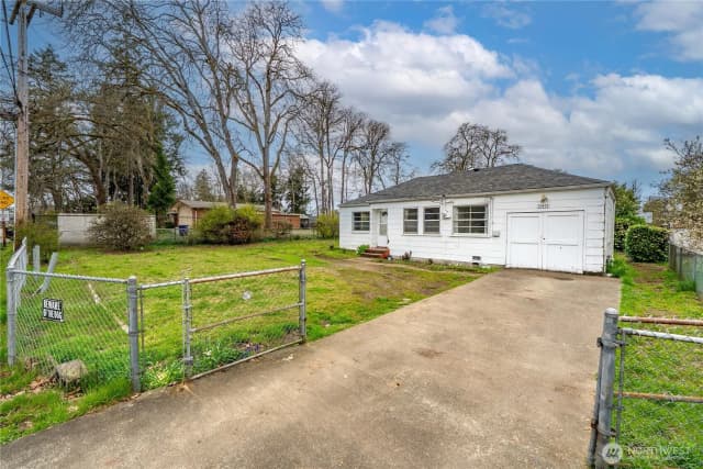 Property photo for 15412 Portland Avenue Sw, Lakewood photo 2