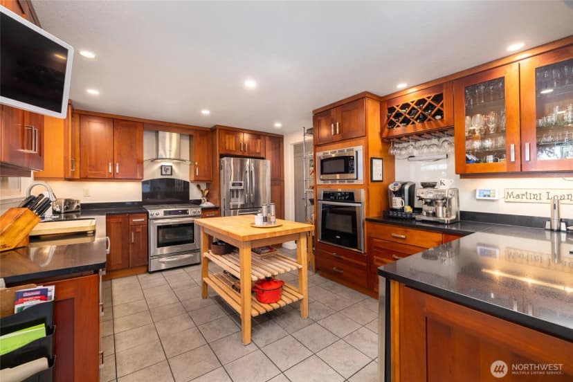 Property photo for 16505 Country Club Drive, Burlington photo 10